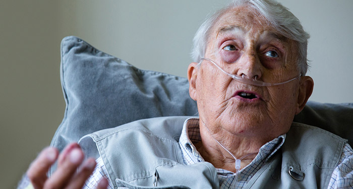 Detailaufnahme eines &auml;lteren Herrn mit Nasenkan&uuml;le