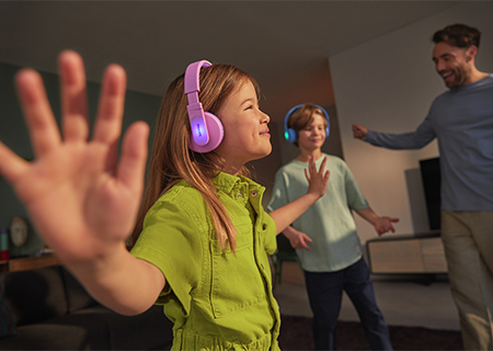 Kinder genie&szlig;en Musik mit den Philips On-Ear-Kopfh&ouml;rern