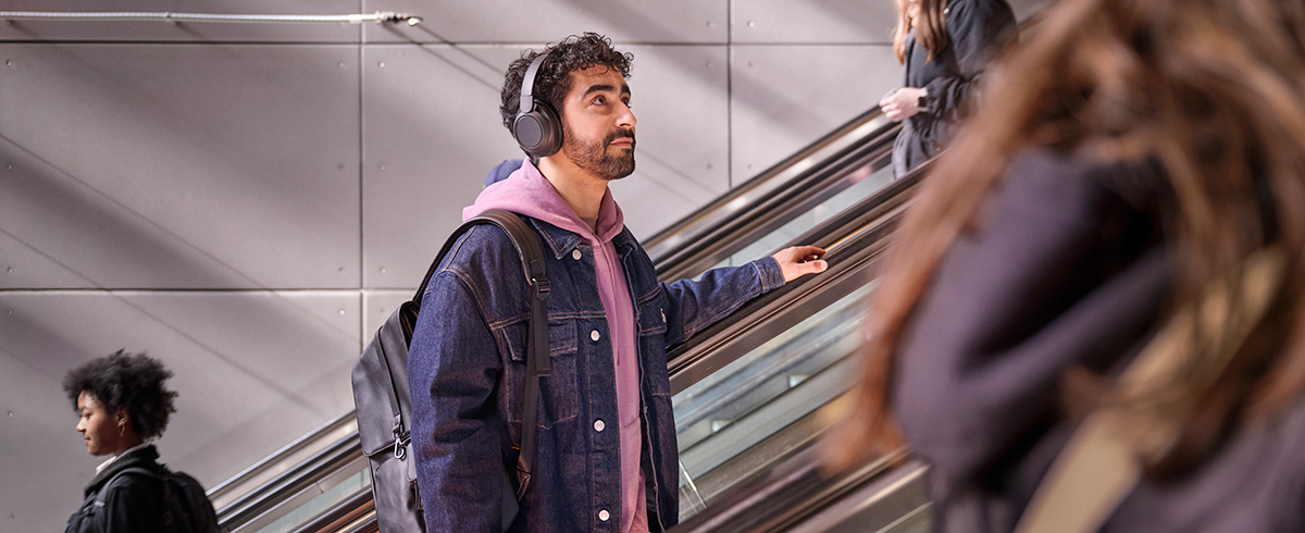 Mann tr&auml;gt Philips ger&auml;uschunterdr&uuml;ckende Kopfh&ouml;rer