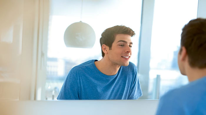 Wie benutzt man einen Zungenreiniger