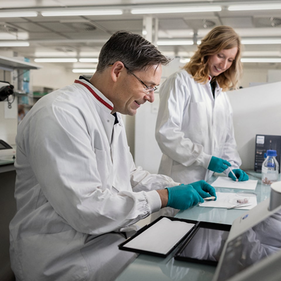 Ein Zahnmediziner passt eine Philips Zoom! WhiteSpeed Lampe an